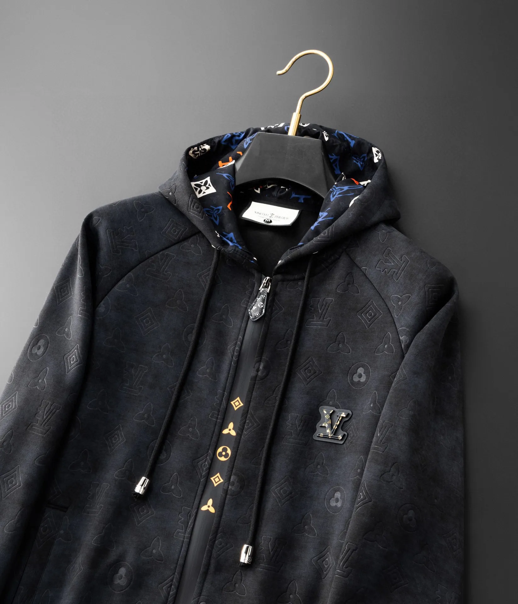 🅿️620 [LV Louis Vuitton] hot-selling suit is coming. Focus on the original version of the official website. 2025 new hot-selling cardigan and sweatshirt suit. The original order is the best. 🇭🇰The meticulous work of top designers. It has a fitting and perfect upper body effect. All-natural high-quality Tencel Roman cotton 100%, close-fitting comfort, noble and elegant! Original hardware embodies elegance and nobility! Counter size: M-4XL (up to 190 pounds)